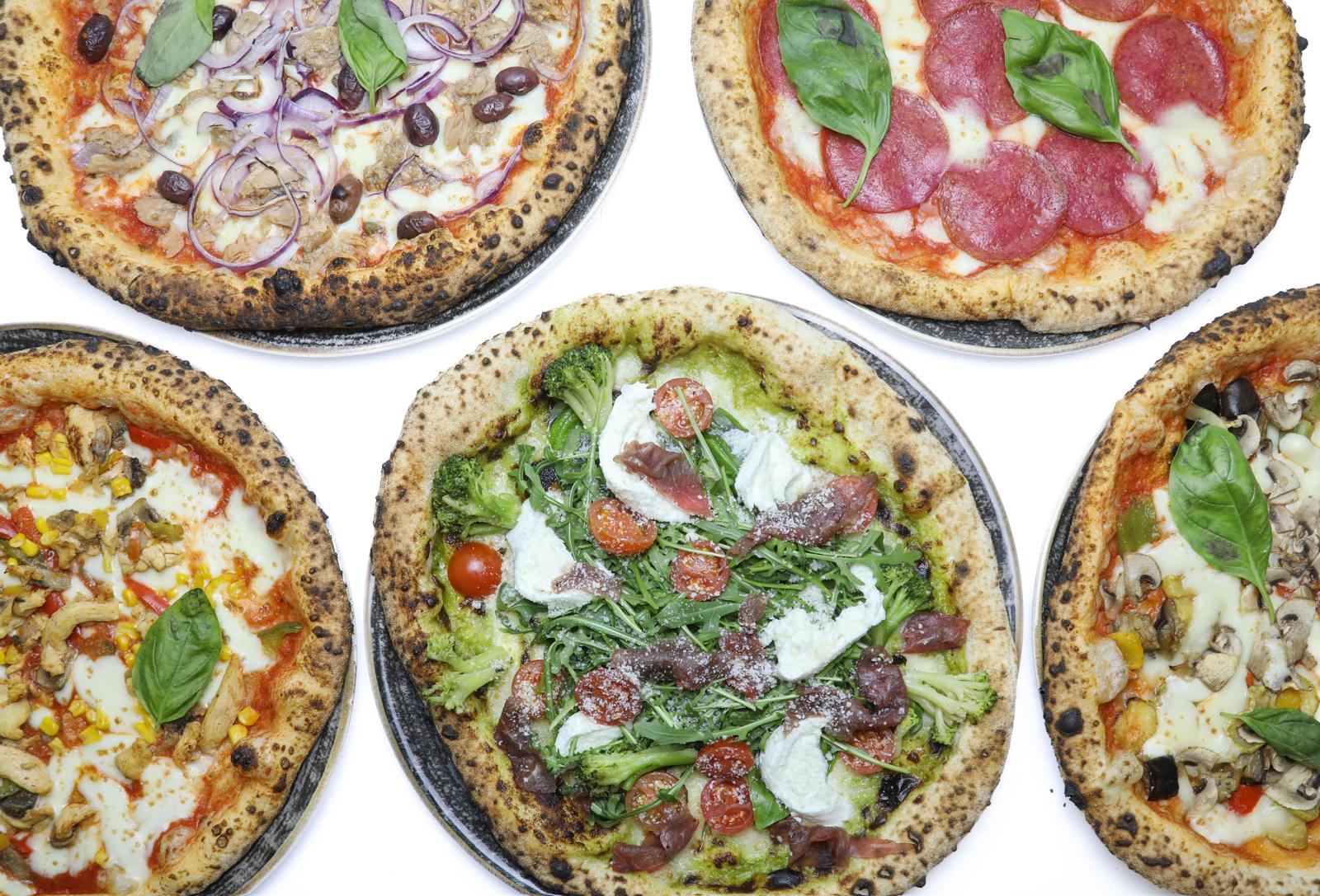 Frische Neapolitanische Pizzen aus dem Holzofen